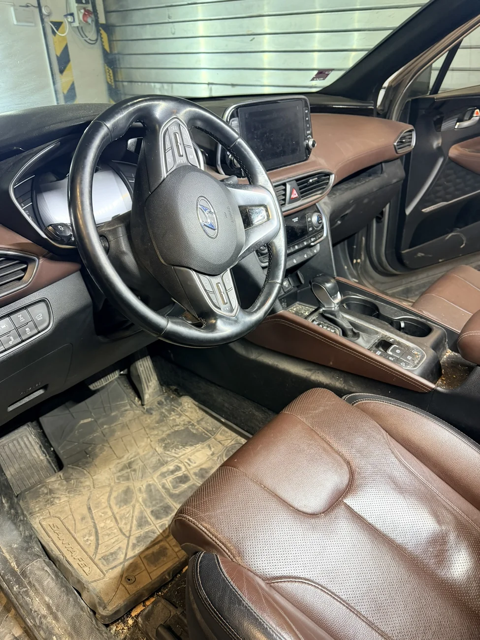 Znečistený interiér vozidla Hyundai pred čistením