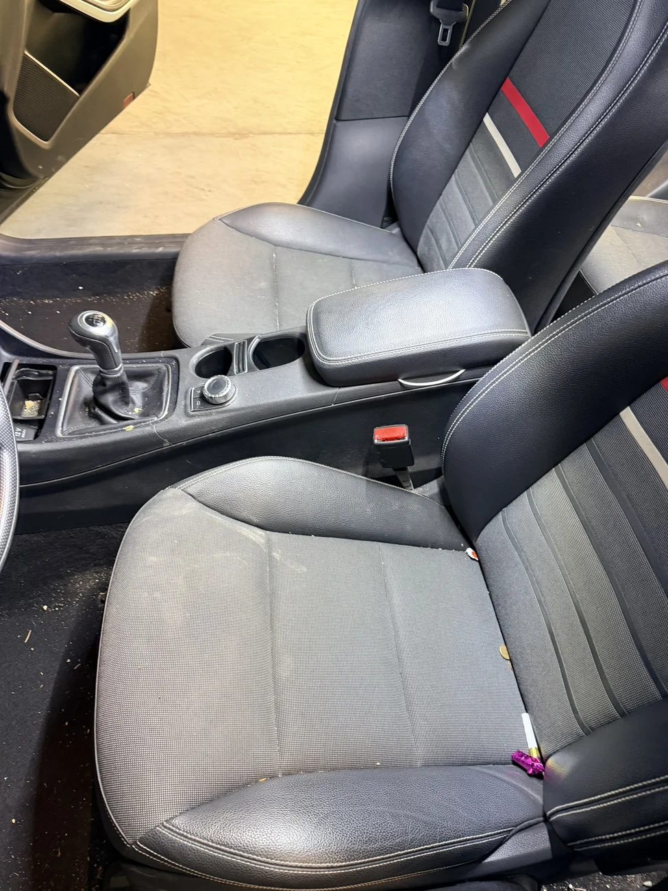 Znečistené predné sedadlá Mercedes-Benz pred tepovaním
